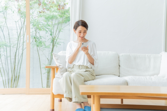 お花のサブスクに申し込む女性のイメージ